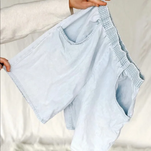 Sold on Insta shop 🤍 Vintage Cascade Blues light wash mom shorts. - Picture 1 of 3
